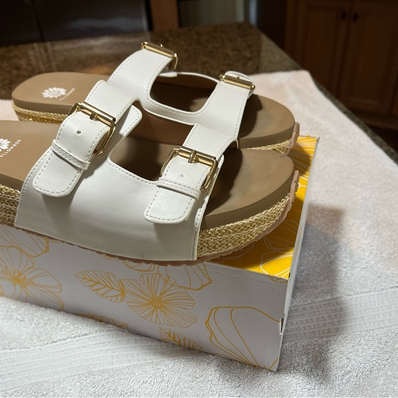 Cute yellow box sandal wedge. White and tan.  Worn once.   Size 9 1/2 - Picture 2 of 4
